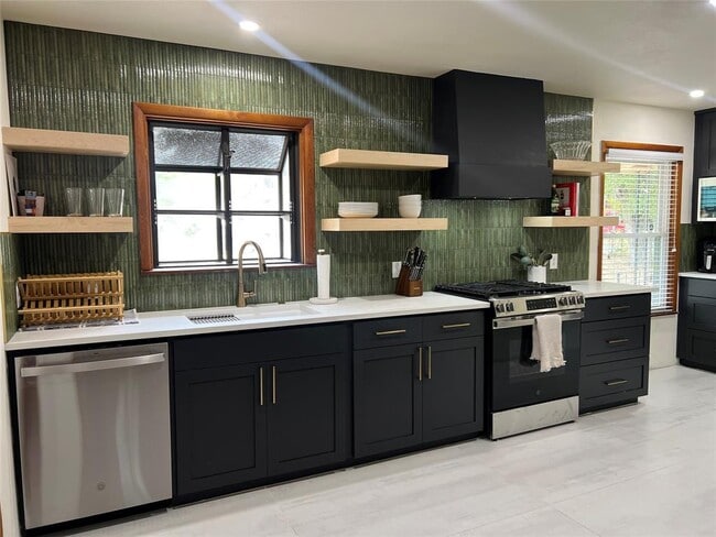 1003 W Bluebonnet Dr in San Marcos, TX - Building Photo - Building Photo