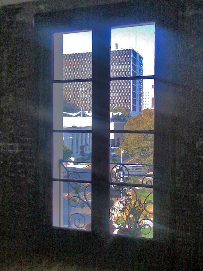 2412 W 7th St, Unit 4 B in Los Angeles, CA - Foto de edificio - Building Photo