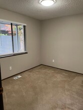 210 Greenridge Dr in Lake Oswego, OR - Building Photo - Building Photo