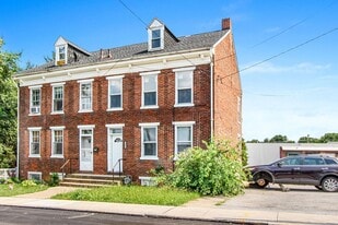 392 E Maple St in York, PA - Building Photo
