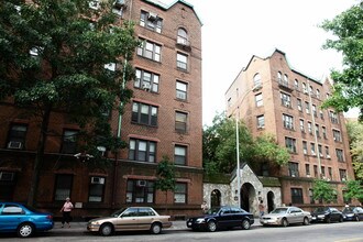 Yorkshire Gardens Condominiums in Flushing, NY - Building Photo - Building Photo