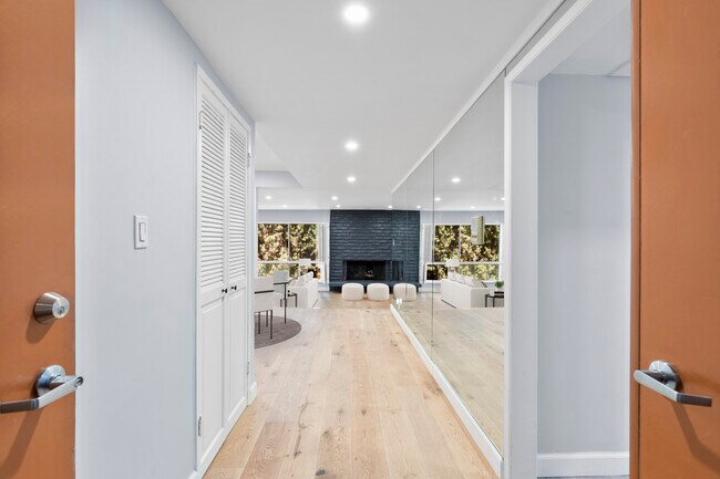 4807 Woodley Ave, Unit 204 in Encino, CA - Building Photo - Building Photo