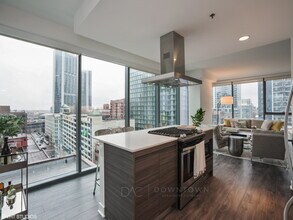 355 W Hubbard St in Chicago, IL - Building Photo - Building Photo