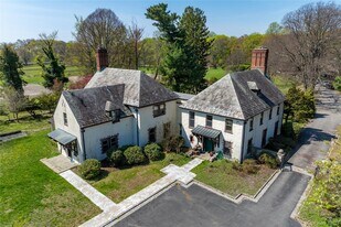 203 Store Hill Rd in Old Westbury, NY - Building Photo