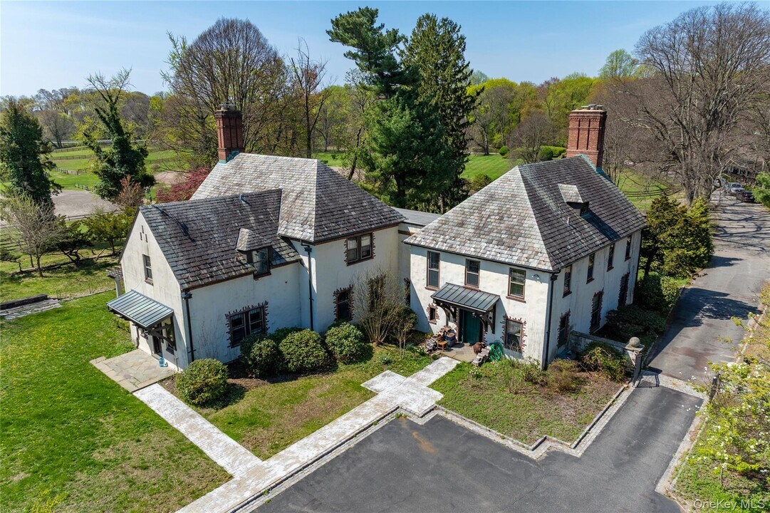 203 Store Hill Rd in Old Westbury, NY - Building Photo