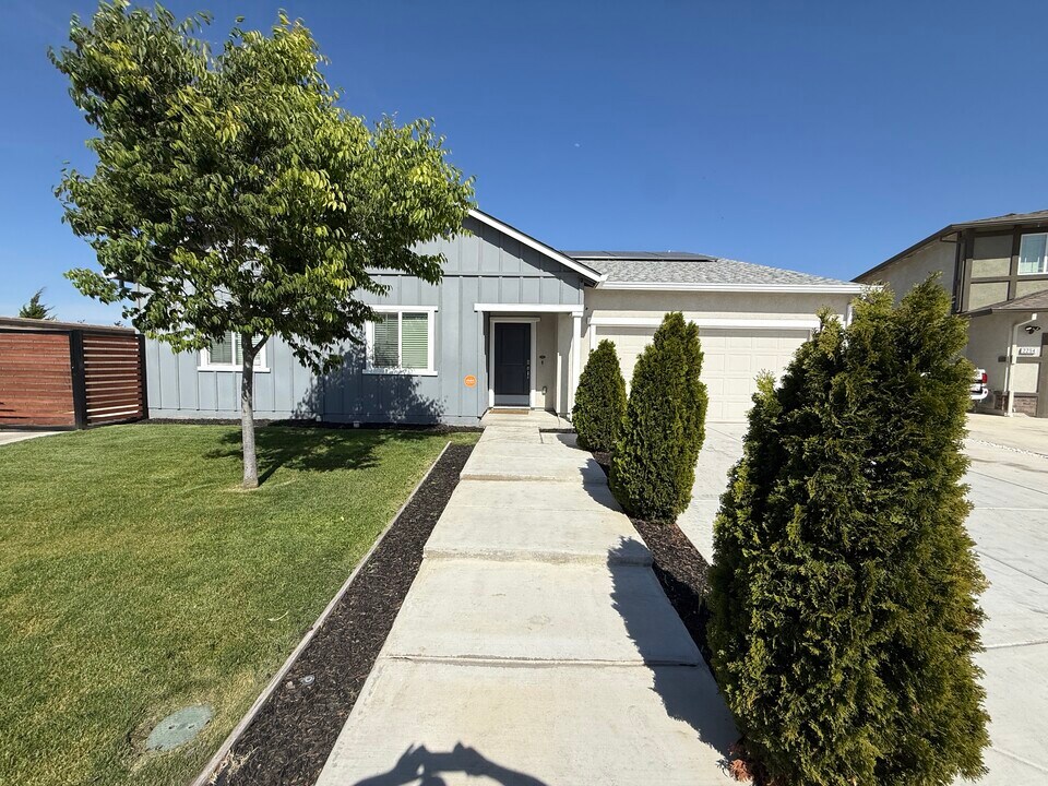 2226 Brigade Pl in Manteca, CA - Building Photo