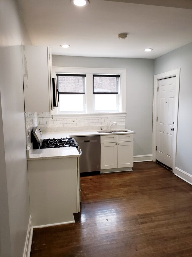 property at 3318 N Leclaire Ave