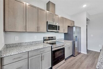 1310 NW Juanita Pl in Cape Coral, FL - Foto de edificio - Building Photo