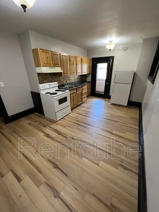 247 W 11th St in Dubuque, IA - Building Photo