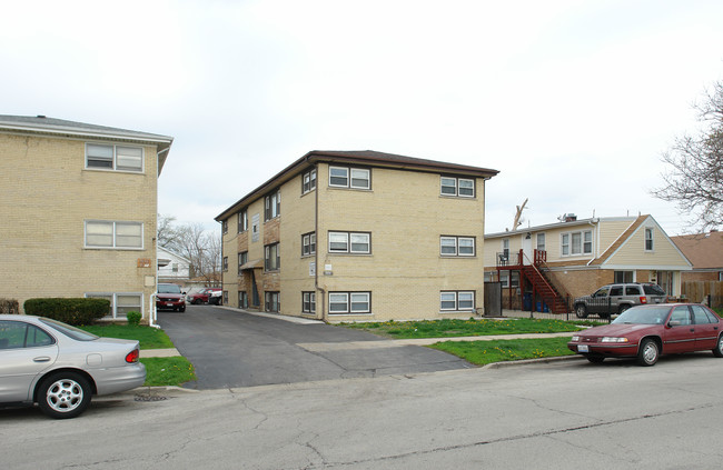 2072 N 17th Ave in Melrose Park, IL - Foto de edificio - Building Photo