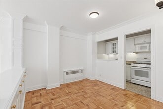 166 E 63rd St in New York, NY - Building Photo - Building Photo
