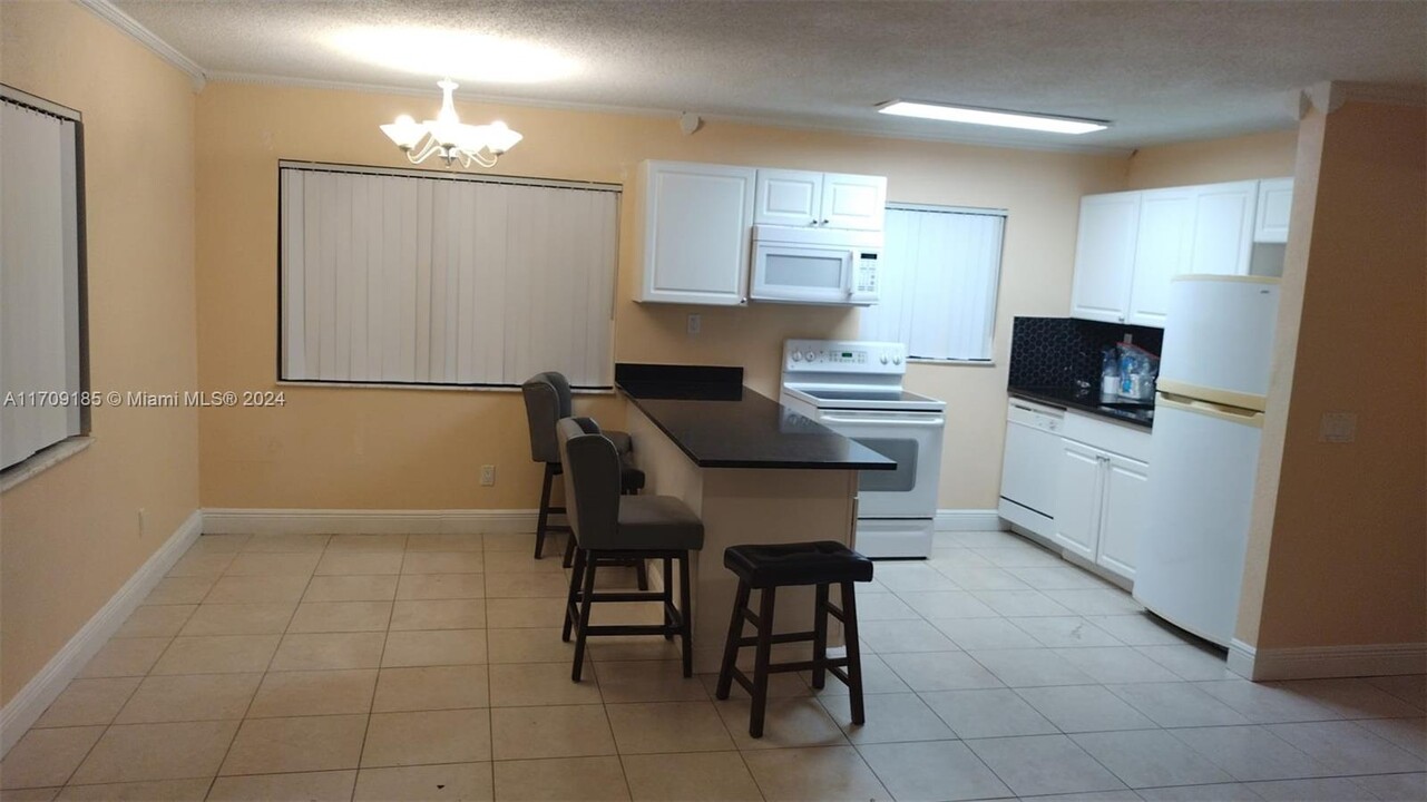 111-111 Meadows Cir, Unit 111 in Boynton Beach, FL - Building Photo