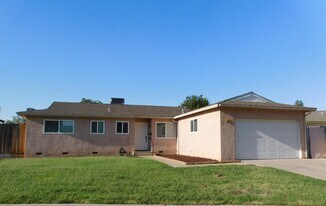 51 W Richert Ave in Clovis, CA - Building Photo