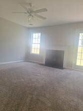 5646 One Lake Way in College Park, GA - Foto de edificio - Building Photo