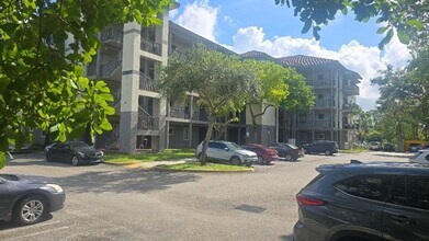 2801 Riverside Dr in Coral Springs, FL - Building Photo - Building Photo