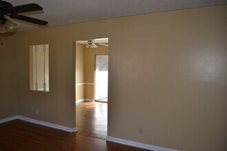 1092 Live Oak Dr in Hinesville, GA - Foto de edificio - Building Photo