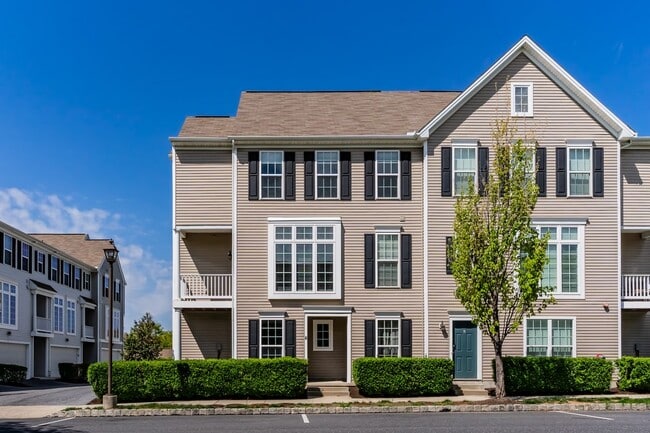 3030 Meridian Cmns in Mechanicsburg, PA - Foto de edificio - Building Photo