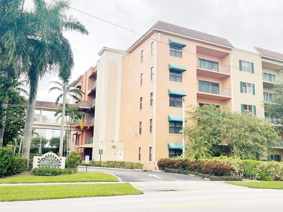 1610 Presidential Way in West Palm Beach, FL - Building Photo