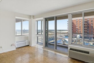 170 W Broadway in Long Beach, NY - Building Photo - Building Photo