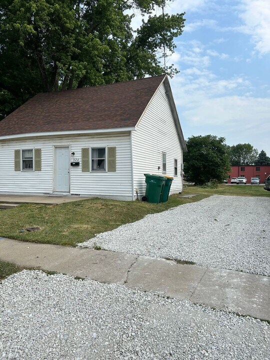 326 W Jefferson St in Macomb, IL - Building Photo