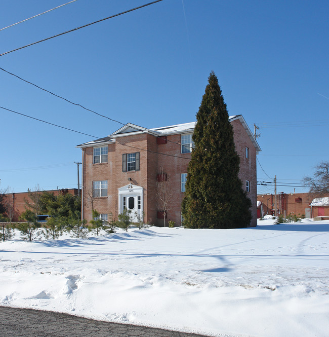 1638 Laurie Dr in Youngstown, OH - Foto de edificio - Building Photo