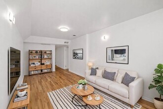 1739 W Beach Ave, Unit apt G in Chicago, IL - Building Photo - Building Photo