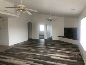 15555 Broken Bow Rd in Apple Valley, CA - Building Photo - Building Photo