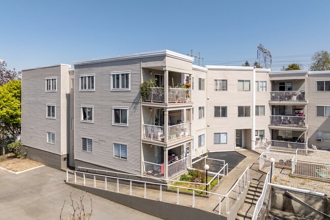 Skyline Apartments in Surrey, BC - Building Photo - Primary Photo
