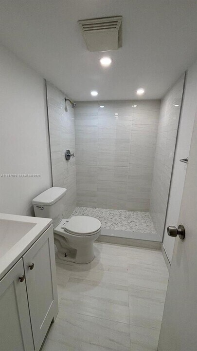 1913 S Ocean Dr in Hallandale Beach, FL - Building Photo