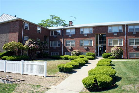 20 Ridge Dr-Unit -Apt. 8 in East Providence, RI - Foto de edificio