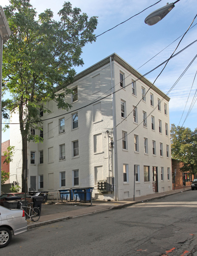 4-6 Douglas St in Cambridge, MA - Foto de edificio - Building Photo