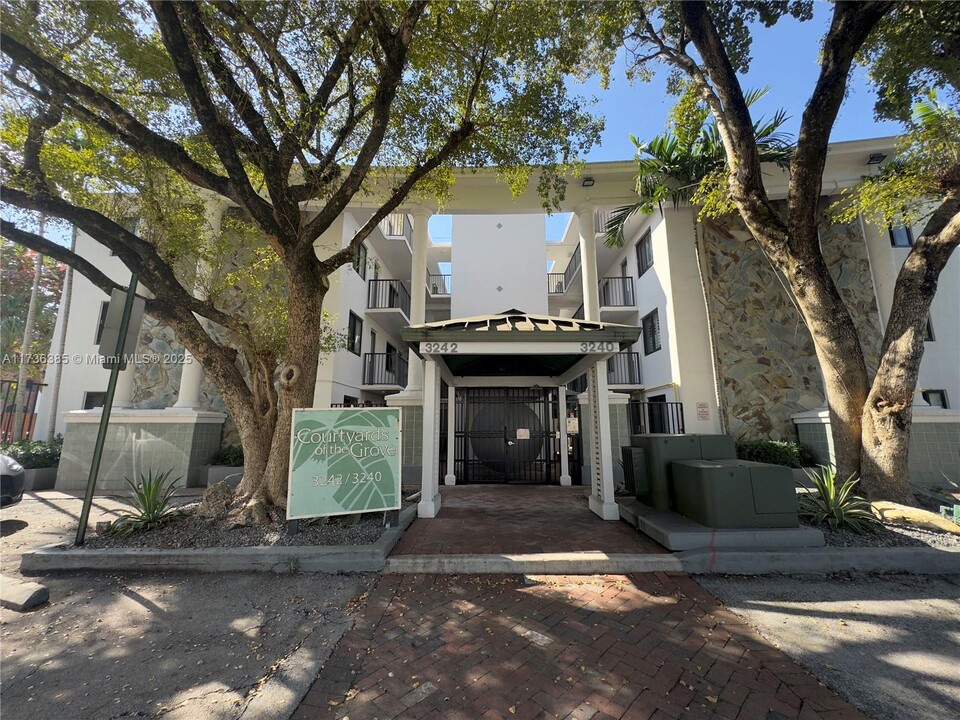 3242 Mary St, Unit S115 in Miami, FL - Building Photo