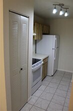 13608 S Village Dr in Tampa, FL - Building Photo - Building Photo