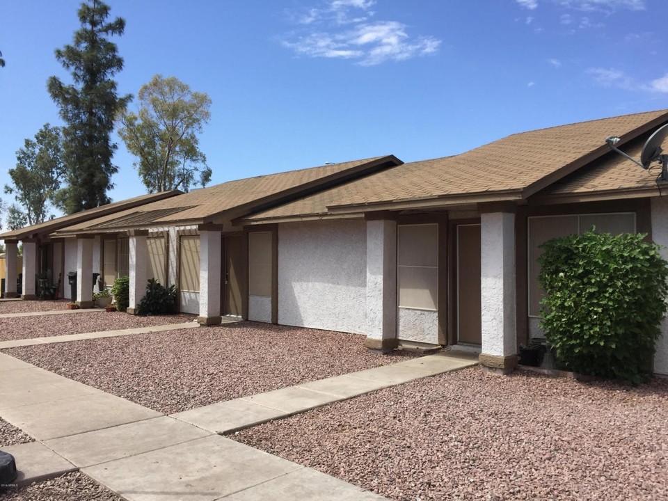 2813 E Capri Cir in Mesa, AZ - Building Photo