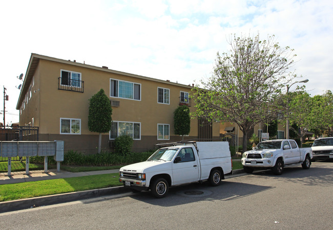 La Costa and Mariposa Apartments in Lakewood, CA - Building Photo - Building Photo