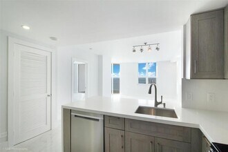 701 Brickell Key Blvd, Unit 2501 in Miami, FL - Building Photo - Building Photo