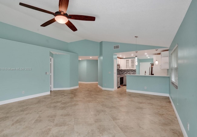 8820 Woodside Ct in Davie, FL - Building Photo - Building Photo