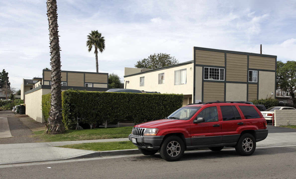 Maple Street Apartments in Costa Mesa, CA - Building Photo