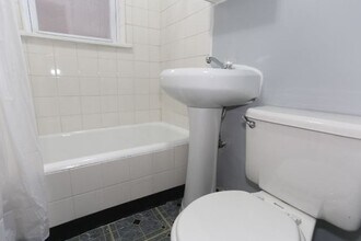 5708 N Winthrop Ave, Unit A01C in Chicago, IL - Foto de edificio - Building Photo