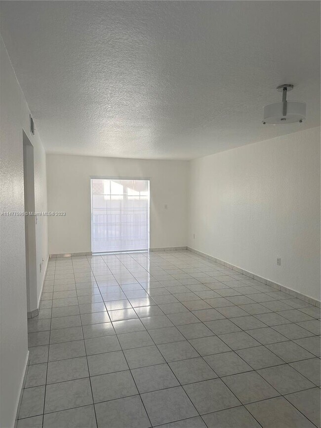 7011 W 29th Ave-Unit -102 in Hialeah, FL - Building Photo - Building Photo