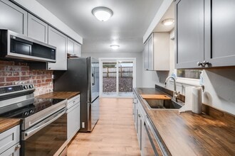 8073 SE Rofini Ct in Milwaukie, OR - Building Photo - Building Photo