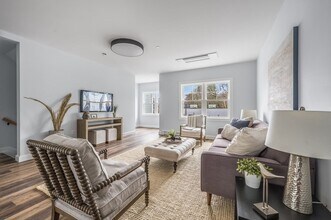 451 Essex St in Beverly, MA - Foto de edificio - Building Photo