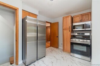 3914 W 13 Mile Rd, Unit B in Royal Oak, MI - Building Photo - Building Photo