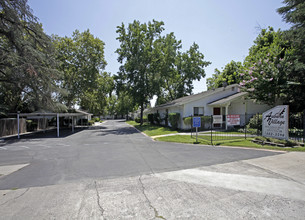 Auburn Village in Sacramento, CA - Building Photo - Building Photo