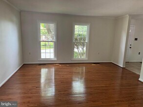 12461 Hedges Run Dr in Woodbridge, VA - Foto de edificio - Building Photo