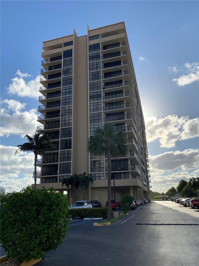2017 S Ocean Dr, Unit 1408W in Hallandale Beach, FL - Building Photo - Building Photo
