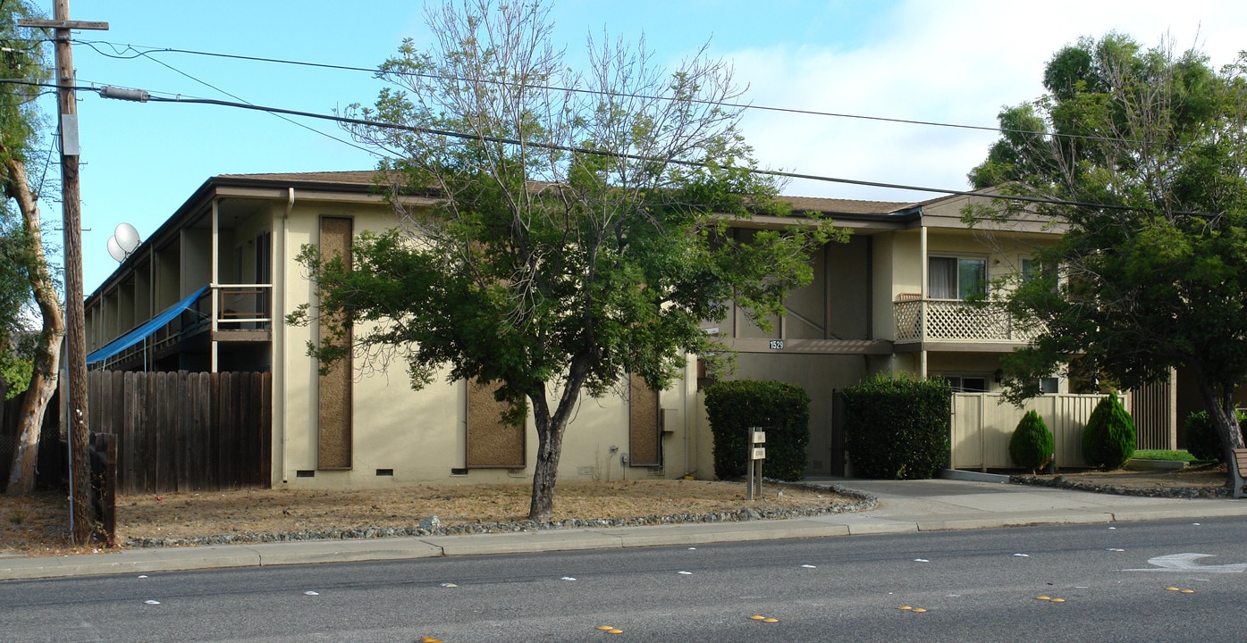 1529 E Calaveras Blvd in Milpitas, CA - Foto de edificio