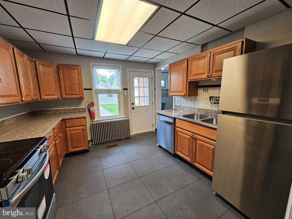 338 Charles St in Coatesville, PA - Building Photo