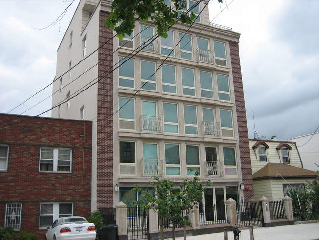 2335 31st Dr in Astoria, NY - Building Photo - Building Photo