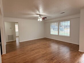 204 Meadow Ln in Brenham, TX - Foto de edificio - Building Photo